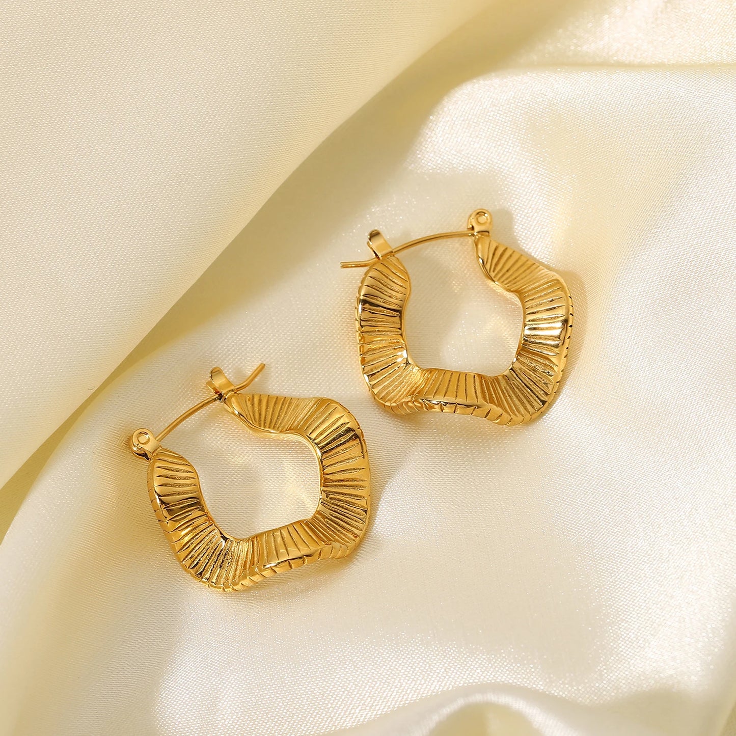 18K Gold Plated Stainless Steel Hoop Earrings For Women Creative Unique Wavy Shaped Circle Earrings Jewelry